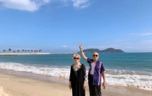 90岁的他火遍全网！网友：这就是爱情最美好的样子……