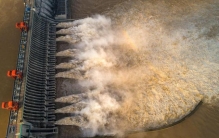 他从不发悼念长文，却是娱乐圈最难忘的人