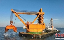 世界最大抓斗挖泥船现身广西北部湾海域