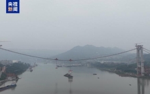 世界在建最大跨径公轨两用悬索桥首节钢桁梁吊装完成