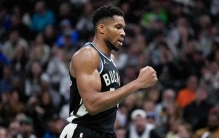 从街头小贩到NBA冠军：希腊怪物扬尼斯的逆袭，写尽光辉