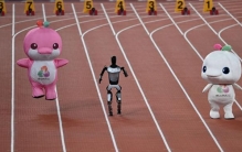 “大湾鸡”和机器人的百米对决，谁赢了？