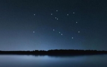 看那著名的飞马珀伽索斯在秋夜的天空中翱翔