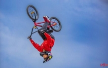 吉尼斯纪录日全球炫技：中国少年骑小轮车“飞天”2.9米，纽约女子刷新“最大爆炸头”纪录