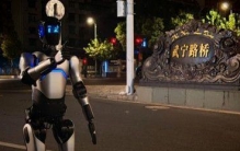 吉尼斯世界纪录！上海机器人从苏州一路走到外滩，跨省行走超百公里