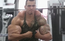 盘点五位“人体奇迹”，拥有41厘米巨脚，将皮肤拉扯15厘米！