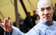 风水轮流转！看了62岁李连杰和63岁利智的合照，风光背后满是心酸