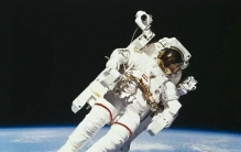 星辰为碑，孤勇作舟——人类首次进入太空的壮丽史诗