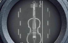 比发丝还细！英国物理学家雕刻出 “世界最小”小提琴