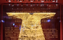 金绣龙袍获世界之最：0.07毫米间的文化自信