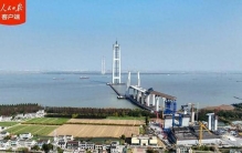 “云端合龙”！世界最大跨度桥梁索塔全部封顶