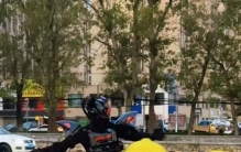 “钢铁侠”现身奶茶店震惊路人 河南男子用废品造机甲：几千块圆了少年梦