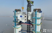 云端合龙！世界最高悬索桥索塔顺利封顶