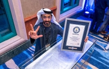 1971公斤！阿联酋展出全球最大银条，打破吉尼斯世界纪录