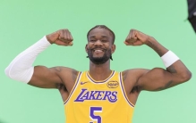 膝盖看来无大碍！艾顿打趣：我回来了 世界上最性感的七尺男儿