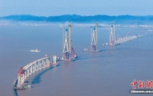 世界最大跨度单跨吊钢箱梁悬索桥先导索成功过海