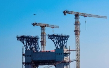 两岸主塔跨海“牵手”！世界最大跨度单跨吊钢箱梁悬索桥先导索成功过海