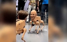 马斯克的脸装在机械犬上？这才是巴塞尔艺术节最“疯”的作品！