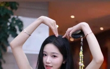 岳雨婷的美，是娱乐圈最稀缺的“辨识度”还是“甜蜜枷锁”？