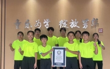 3分钟537次！河南10少年刷新“同心绳”吉尼斯世界纪录