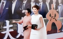 她因“犯傻”陪落魄恩师十年，如今活成娱乐圈最让人羡慕的样子！