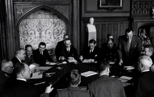 雅尔塔会议的位置不是随便坐的，谁的地位更高，贡献更大一目了然