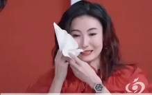 从舔手指到逼结扎：娱乐圈的荒诞，远比你想的更恶心