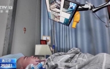 仅一根手指一根脚趾能动，他却和母亲建起一座农场！