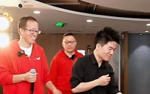 没受舆论影响！俞敏洪晒东方甄选年会现场视频，网友炸锅了