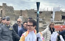 三字之变见初心 从“演员”到“火炬手”，成龙的坚守终获官方盖章