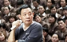 雪夜送薪的“傻子”：于东来和他的商业乌托邦