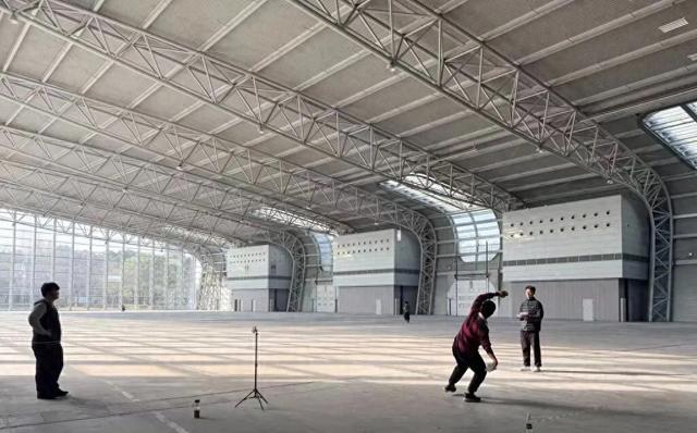 98.43米！学生团队挑战“纸飞机最远投掷距离”吉尼斯世界纪录