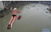 各国迎元旦奇特风俗：见面使劲互揪耳朵、连吃12颗葡萄、痛哭不吃饭、炸“傀儡”……