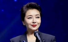 57岁江珊现状曝光！身材丰腴满头银发，难怪靳东愿把最好年华给她