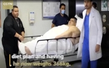 "世界最胖人类"去世 曾需要8名壮汉搬动 多年卧床不阻碍对生活热爱