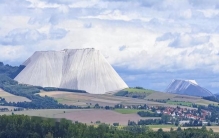 全球最高的盐山：高530米重约3亿吨，游客必须每人带1公斤走