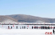 黑龙江伊春刷新“最多人同时溜冰车”吉尼斯世界纪录