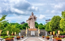 韩信：西汉初期杰出的军事统帅，从屈辱到巅峰的人生传奇。