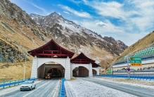 世界最长高速公路隧道，何以提前20个月贯通？