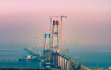 200米“海上巨塔”封顶 世界最长跨海铁路桥建设迎关键进展