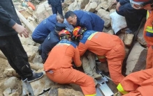 突遇山石滚落，杭州70岁男子骨盆及双腿被1吨重巨石死死压住，消防员撑起一条缝隙后成功救出