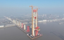 200米“海上巨塔”封顶！世界最长跨海铁路桥迎来关键进展