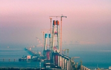 世界最长跨海铁路大桥——杭州湾跨海铁路大桥首座主塔封顶