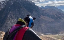 32岁的全球顶尖翼装飞行飞行员，以192公里的时速撞上岩石遇难