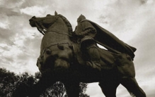 李广，号“飞将军”，是中国古代军事史上一位令人敬仰的英雄人物