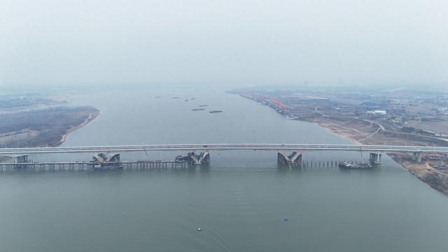 复杂科技手段“托起”桥身，全球最大跨度混合梁V型墩连续刚构桥通车