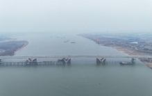 复杂科技手段“托起”桥身，全球最大跨度混合梁V型墩连续刚构桥通车