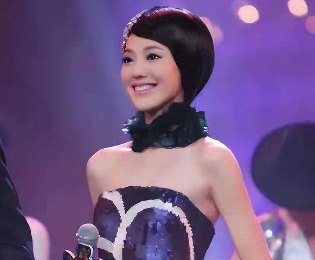 私生活混乱、被央视开除、陪睡上位?王冠身上的标签究竟有多离谱