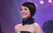 私生活混乱、被央视开除、陪睡上位？王冠身上的标签究竟有多离谱