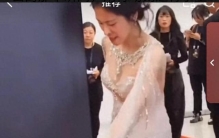 赵丽颖跪帮张碧晨解裙！这一跪，是娱乐圈最难得的过命交情